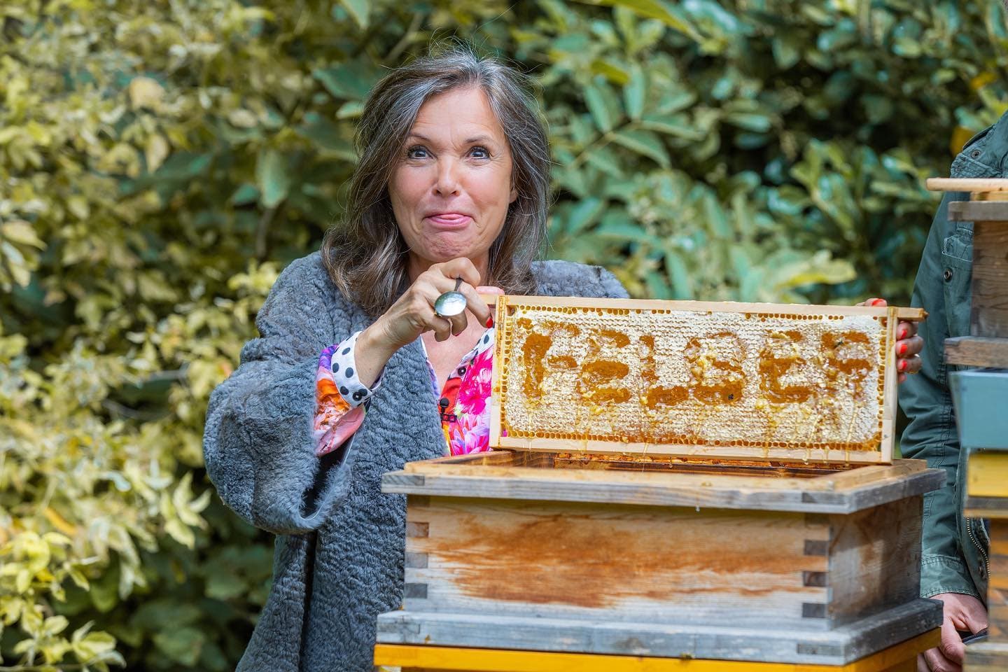 Imkerin mit Bienenwabe