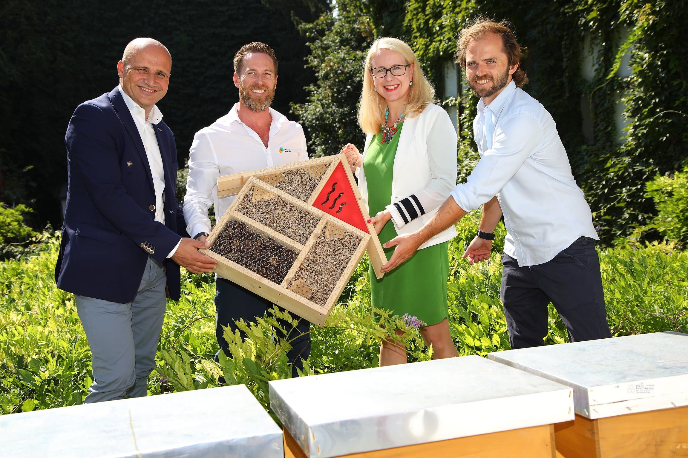 Team mit Bienenstock